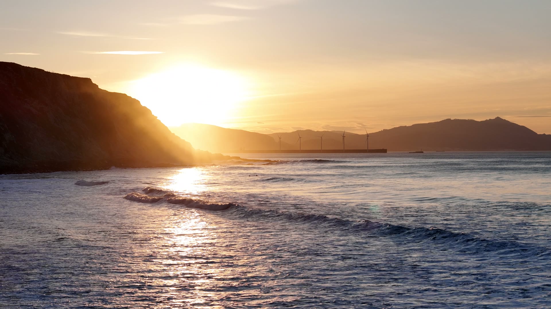 Atardecer sobre el mar Cantábrico grabado con dron desde la costa
