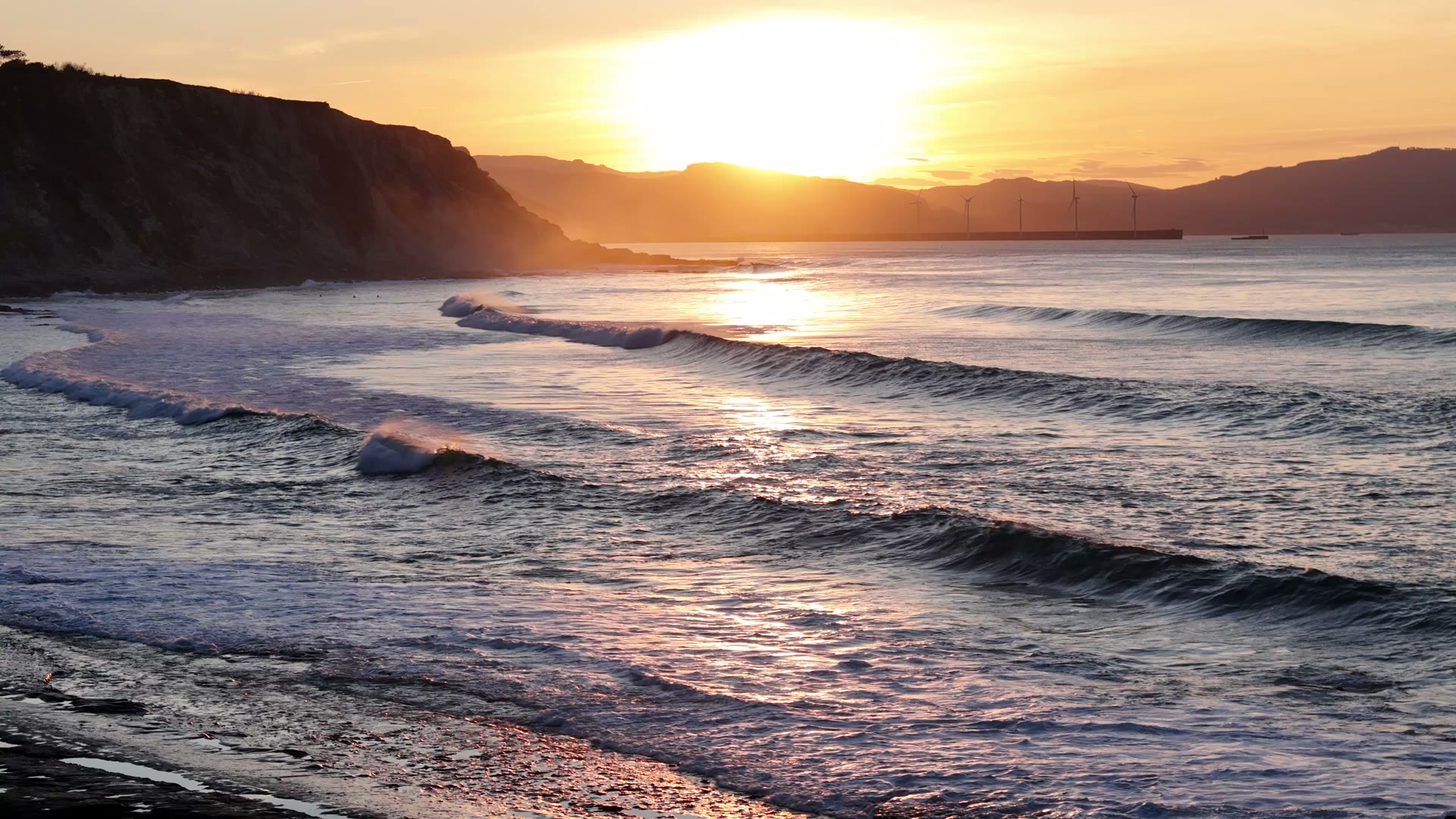 Playa y acantilados de Bizkaia al atardecer grabados con dron